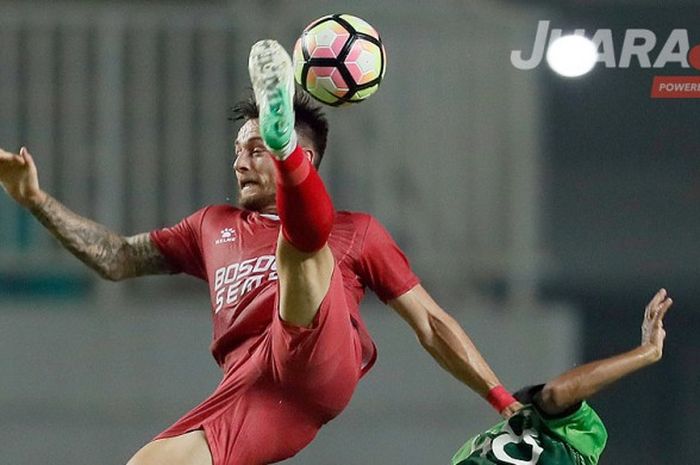 Gelandang bertahan PSM Makassar asal Belanda, Marc Klok, melakukan tendangan salto saat tampil melawan PS TNI dalam  laga lanjutan Liga 1 di Stadion Pakansari Cibinong, Senin (15/5/2017).