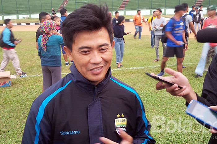 Pelatih fisik Persib, Yaya Sunarya seusai memimpin latihan Maung Bandung di Stadion Siliwangi, Kota Bandung, Selasa (22/8/2017).