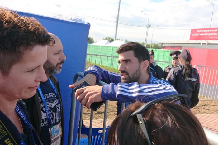 Media officer Timnas Argentina, Nicolas Novello, berusaha menenangkan kru media yang melancarkan protes karena dibatasinya jumlah jurnalis yang diizinkan meliput latihan Timnas Argentina, Senin (11/6/2018) di Bronnitsy Training Center, Moscow Oblast.