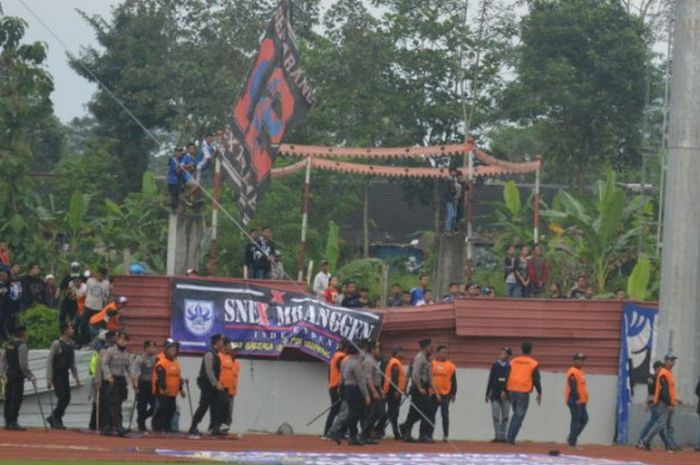 Aksi steward dan pihak kepolisian mengamankan laga Liga 1 musim 2018 antara PSIS Semarang kontra Bali United, Minggu (1/4/2018).