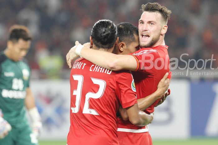   Marko Simic (kanan) selebrasi saat memperkuat Persija Jakarta kontra Tampines Rovers dalam Piala AFC 2018 di Stadion Utama Gelora Bung Karno, Jakarta,  Rabu (28/2/2018).  