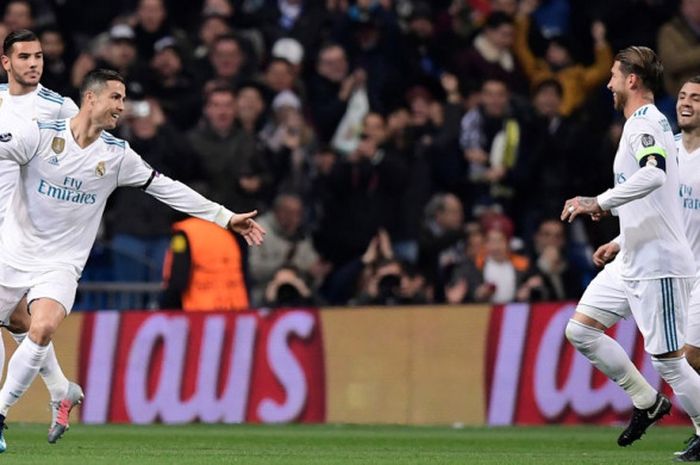 Megabintang Real Madrid, Cristiano Ronaldo (kedua dari kiri), merayakan gol yang dia cetak ke gawang Borussia Dortmund dalam laga Grup H Liga Champions di Stadion Santiago Bernabeu, Madrid, Spanyol, pada 6 Desember 2017.