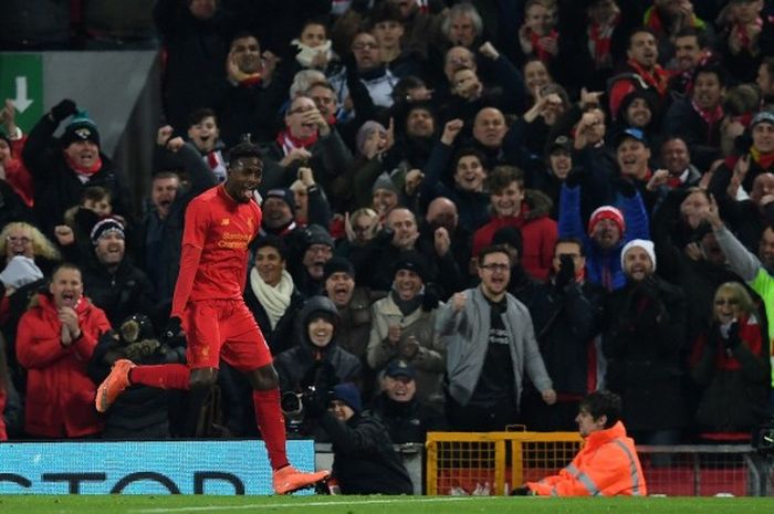 Striker Liverpool, Divock Origi, melakukan selebrasi usai membobol gawang Leeds United saat timnya menang tipis 1-0 di Stadion Anfield, Selasa (29/11/2016) waktu setempat.