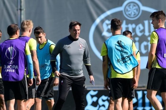 Pelatih Sevilla, Eduardo Berizzo (tengah), memimpin sesi latihan timnya jelang duel melawan Liverpool di Stadion Anfield, Rabu (13/9/2017) waktu setempat.