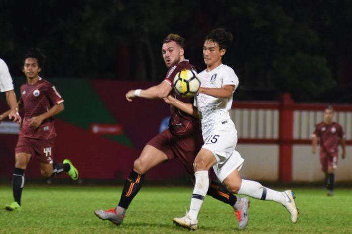 Penyerang Persija Jakarta, Marko Simic, berduel dengan pemain timnas U-23 Korea Selatan di Stadion PTIK, Jakarta, Kamis (21/6/2018).