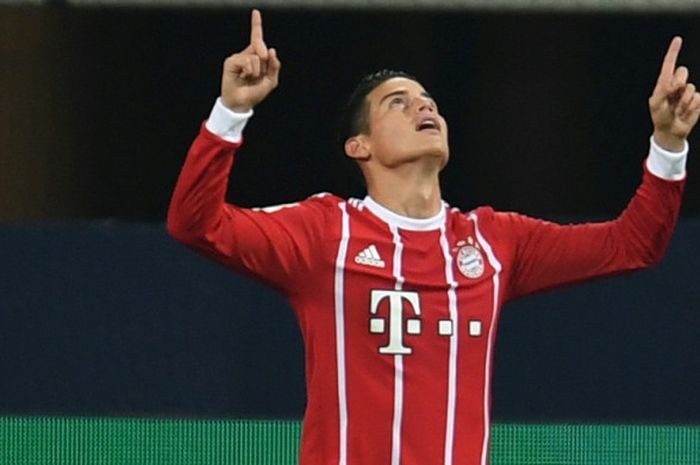 James Rodriguez melakukan selebrasi setelah mencetak gol pertama untuk Bayern Muenchen di pertandingan tengah pekan Liga Jerman melawan Schalke di Veltins Arena, Selasa (19/9/2017) waktu setempat.