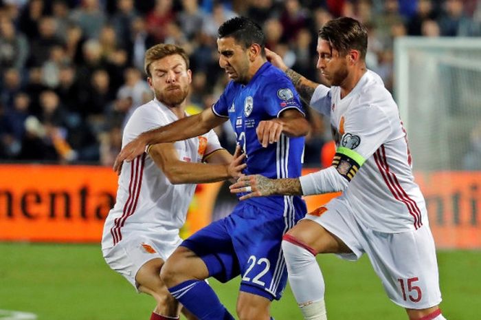 Pemain Spanyol, Sergio Ramos (kanan) dan Asier Illarramendi, mengawal pergerakan pemain Israel, Eyal Golasa, dalam laga Grup G Kualifikasi Piala Dunia 2018 zona Eropa di Stadion Teddy, Jerusalem, pada 9 Oktober 2017.