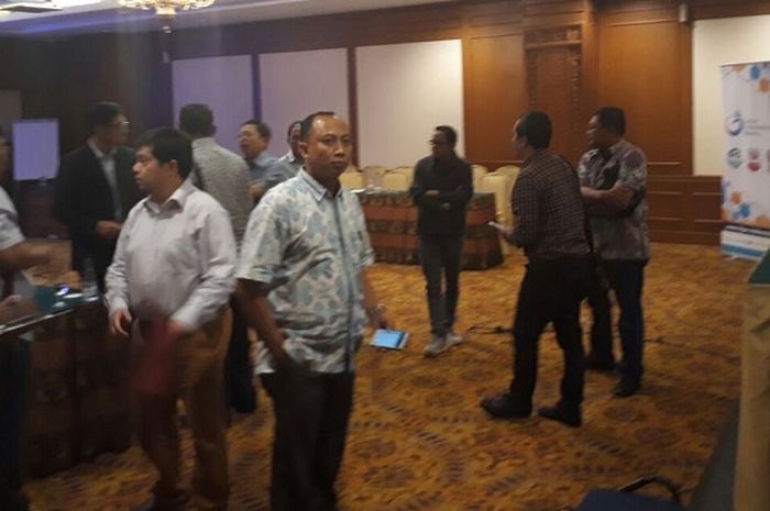 Suasana selepas pertemuan 18 Klub Liga 1 bersama dengan PSSI dan PT LIB di Hotel Sultan, Senayan, Jakarta Pusat, Selasa (10/10/2017). 