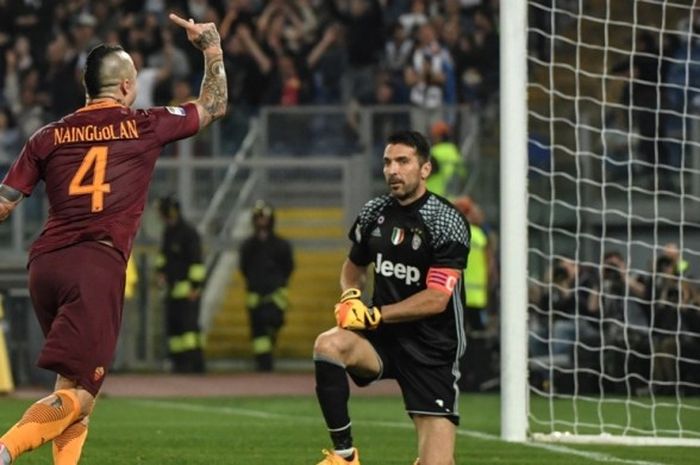 Gelandang AS Roma, Radja Nainggolan, merayakan keberhasilan menjebol gawang Juventus dalam laga Serie A di Stadion Olimpico, Roma, Italia, pada 14 Mei 2017.