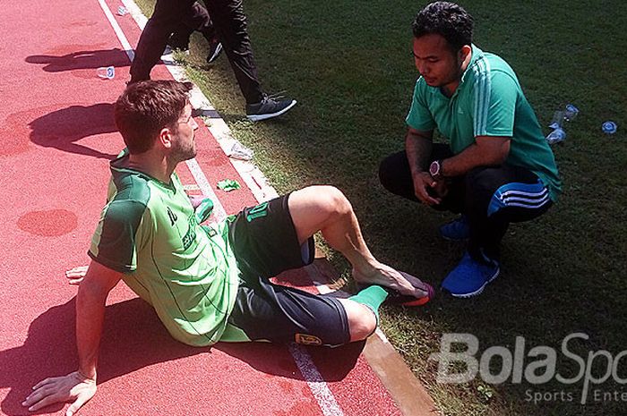 Robertino Pugliara berdiskusi dengan tim fisioterapi Persebaya usai latihan terakhir di Gelora Bung Tomo Surabaya, Rabu (21/2/2018) sebelum berangkat ke Kalimantan.