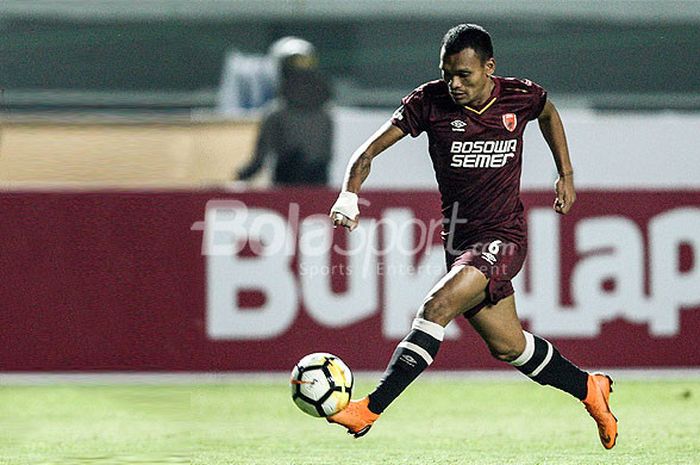 Aksi striker PSM Makassar, Ferdinand Sinaga, saat melawan Persib Bandung pada pekan kesepuluh Liga 1 2018 di Stadion GBLA, Bandung, Rabu(23/05/18).