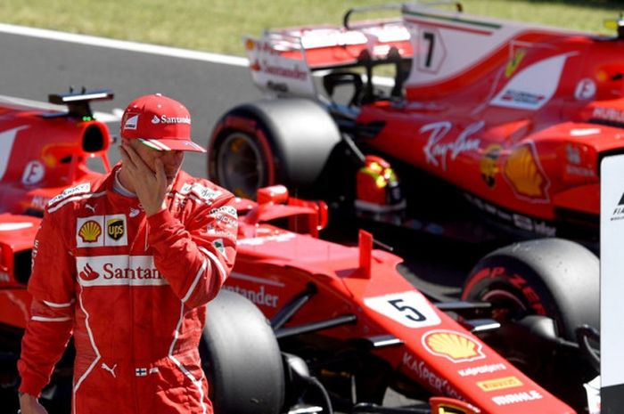 Pebalap Ferrari asal Finlandia, Kimi Raikkonen, bereaksi setelah menyelesaikan sesi kualifikasi GP Hungaria di Hungaroring, Budapest, Sabtu (29/7/2017).