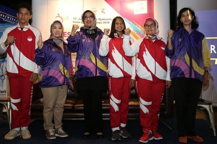 Dari kiri ke kanan Abiyu Rafi (atlet) Ita Yuliati (Manajer kompetisi cabang gymnastics untuk Asian Games dan Junior Artistic Gymnastics Asian Championship, Ilya Aviant (ketua umum Persani), Murdasi (pelatih senam), Trithalia (atlet), dan Dian Arifin (kabid binpres Persani) dalam konferensi pers di Senayan, Jakarta, Rabu (18/4/2018).