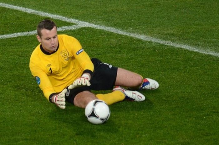 Penjaga gawang Republik Irlandia, Shay Given, menepis bola saat melawan Kroasia pada partai Piala Eropa di Stadion Municipal, 10 Juni 2012.