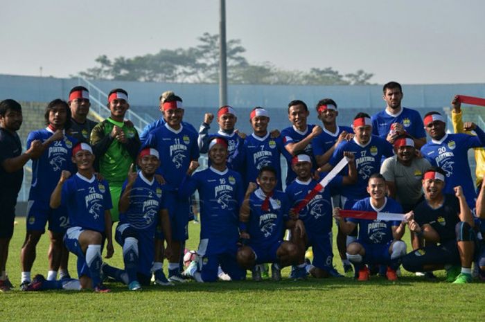 Pemain Persib Bandung mengenakan pita merah putih saat latiha di Stadion Kanjuruhan, Malang.