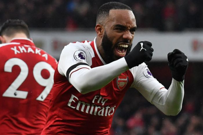 Striker Arsenal, Alexandre Lacazette, melakukan selebrasi seusai menjebol gawang Crystal Palace dalam pertandingan di Emirates Stadium, Sabtu (20/1/2018)