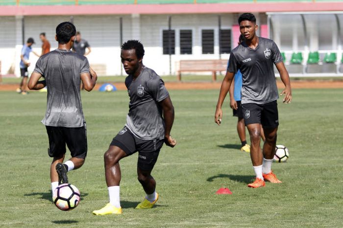  Gelandang PSIS asal Siera Leone, Ibrahim Conteh (tengah) dalam sesi latihan timnya di Stadion Sultan Agung, Kabupaten Bantul pada Kamis (19/4/2018).  