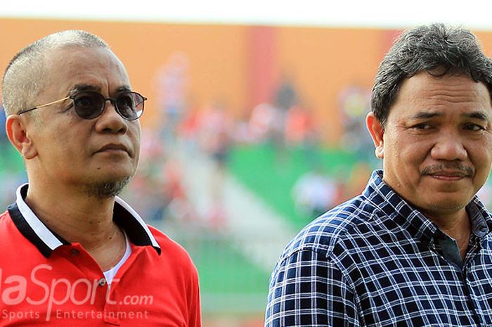 Presiden Madura United, Achsanul Qosasi (kanan) bersama Manajer Madura United, Haruna Soemitro (kiri)