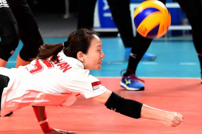 Atlet voli putri Indonesia Berllian Marsheilla menjangkau bola pengembalian dari pemain Filipina dalam pertandingan babak penyisihan grup B bola voli putri Asian Games 2018 di Tennis Indoor Senayan, Jakarta, Sabtu (25/8). Indonesia menang 3-1.