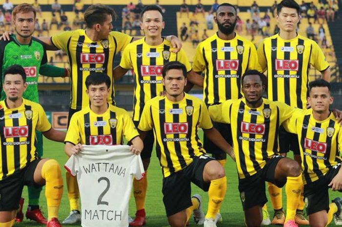 Bek Yanto Basna (belakang dua dari kanan) berpose bersama dengan pemain Khon Kaen FC sebelum menjamu Krabi FC pada laga pekan kedua Liga Thailand 2 di Khon Kaen Provincial Administrative Organization Stadium, Jumat (16/2/2018) malam. 