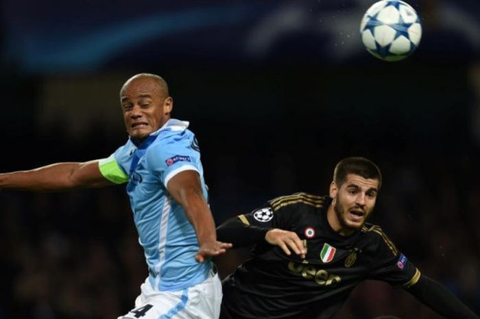 Alvaro Morata (kanan) saat berduel dengan Vincent Kompany dalam partai Liga Champions antara Manchester City dan Juventus di Stadion Etihad, Manchester, 15 September 2015.