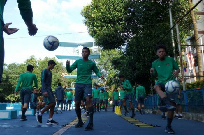 Suasana latihan timnas U-19 Indonesia sesi sore di Hotel Olympic, Yangon, Myanmar, Kamis (14/9/2017).