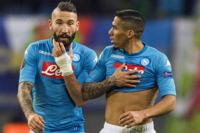 Gelandang Napoli, Allan Marques (kanan), berbincang dengan rekannya, Lorenzo Tonelli, seusai laga leg 2 babak 32 besar Liga Europa 2017-2018 di Stadion Red Bull Arena, Leipzig, Jerman, pada Kamis (22/2/2018).