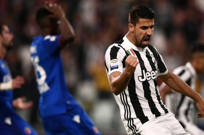 Gelandang Juventus, Sami Khedira, melakukan selebrasi setelah mencetak gol ke gawang Bologna pada laga lanjutan Liga Italia di Allianz Stadium, Sabtu (5/5/2018) waktu setempat.