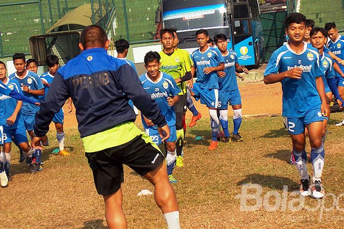 Pemain Persib U-19 saat berlatih di Lapangan Pusenif Bandung, 21 September 2017.