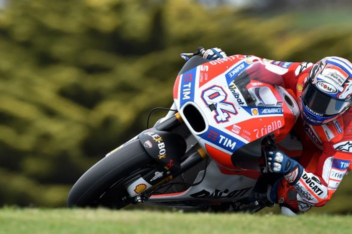 Pebalap Ducati, Andrea Dovizioso, memacu motornya pada sesi latihan hari pertama MotoGP Australia di Sirkuit Phillip Island, Jumat (20/10/2017).