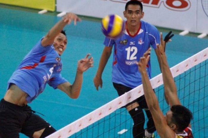 Pemain Surabaya Bhayangkara Samator, Mahfud Nurcahyo (kiri), melakukan smes saat menghadapi Batam Sindo BVN pada Seri III putaran pertama Proliga 2017 di Stadion Olahraga Temenggung Abdul Jamil, Batam, Minggu (12/2/2017).