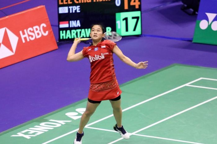 Pebulu tangkis tunggal putri Indonesia, Ruselli Hartawan, bersiap melakukan smes ke arah Lee Chia Hsin (Taiwan) pada kualifikasi kedua Hong Kong Open 2018 di Hong Kong Coliseum, Selasa (13/11/2018).