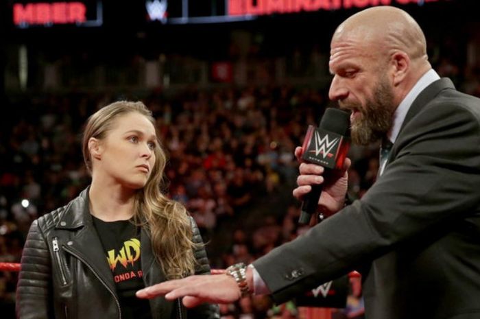 Triple H (kanan) dan Ronda Rousey (kiri) sesaat sebelum menandatangani kontrak  bersama RAW (brand WWE), 