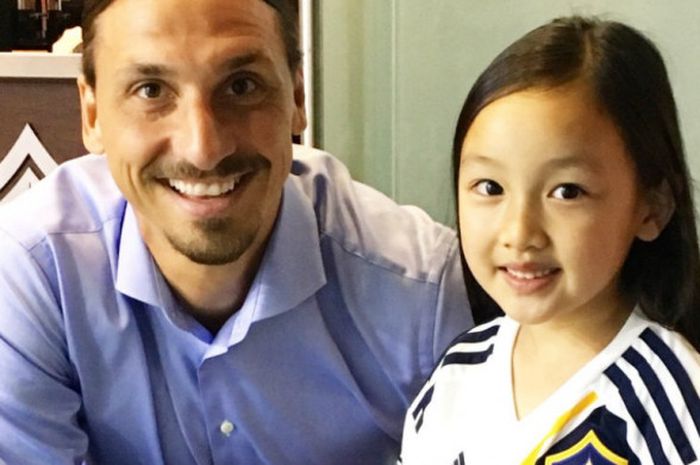 Malea Emma Tjandrawidjaja (kanan) berpose dengan bintang LA Galaxy, Zlatan Ibrahimovic.