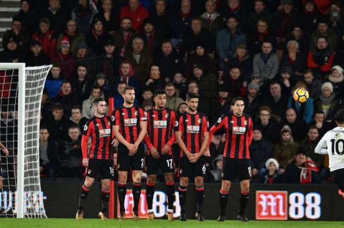 Gelandang Liverpool FC, Philippe Coutinho (kanan), mengeksekusi tendangan bebas dalam laga Liga Inggris kontra Bournemouth di Stadion Vitality, Bournemouth, pada 17 Desember 2017.