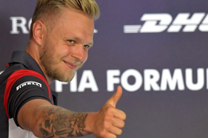 Pebalap Haas, Kevin Magnussen, mengacungkan jempol saat memasuki ruangan konferensi pers GP Austria di Spielberg, Kamis (6/7/2017).