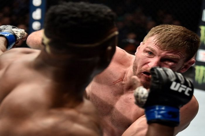 Stipe Miocic (kanan) saat berhadapan dengan Francis Ngganou pada ajang UFC 220 yang digelar Sabtu (2