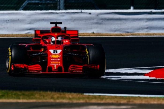 Pebalap Ferrari, Sebastia Vettel, saat tampil di Sirkuit Silverstone pada hari pertama gelaran F1 GP Inggris 2018, Jumat (6/7/2018).