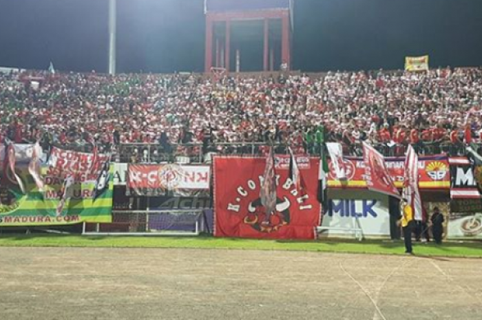 Suporter madura United di Stadion I Wayan