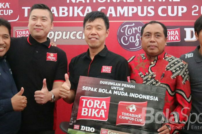 Kiri ke kanan: Media Officer Arema FC Sudarmaji,  perwakilan Mahaka Sport Cahyadi, Marketing Director Torabika Loni Lim,  Ketua PSSI Kota Malang Haris Thofly, dan pemain Arema FC Ahmad Bustomi dalam sesi konferensi pers di Lapangan Cakrawala Universitas Negeri Malang pada (23/11/2017). 