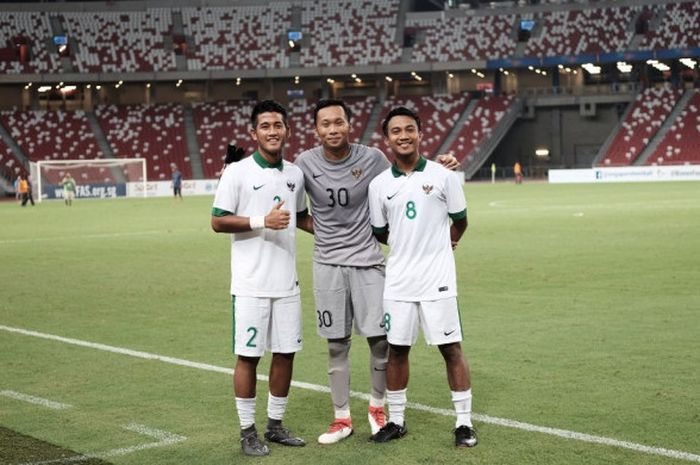 Kiper timnas U-23 Indonesia, Awan Setho Raharjo (tengah) berpose bersama Putu Gede Juni Antara (kiri) dan Muhammad Hargianto (kanan) seusai mengalahkan Singapura U-23 dengan skor 3-0 pada laga uji coba di Stadion Nasional, Singapura, Rabu (21/3/2018).