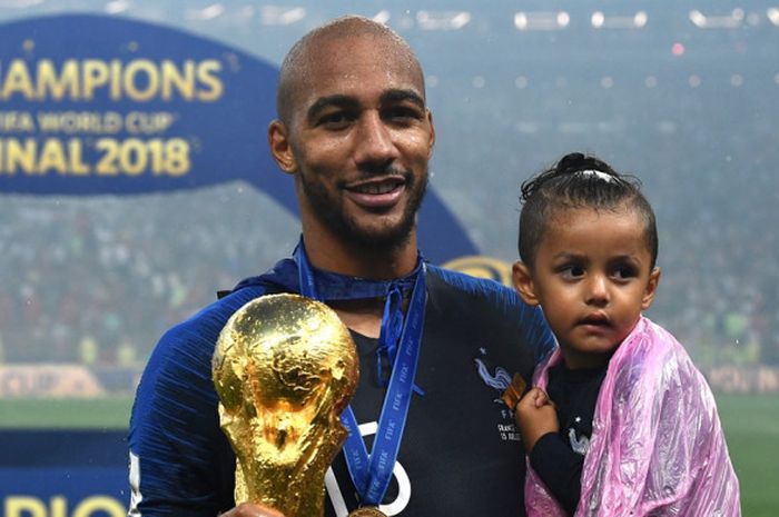 Steven Nzonzi memenangi gelar Piala Dunia 2018 bersama timnas Prancis seusai mengalahkan Kroasia di final dengan skor 42-.