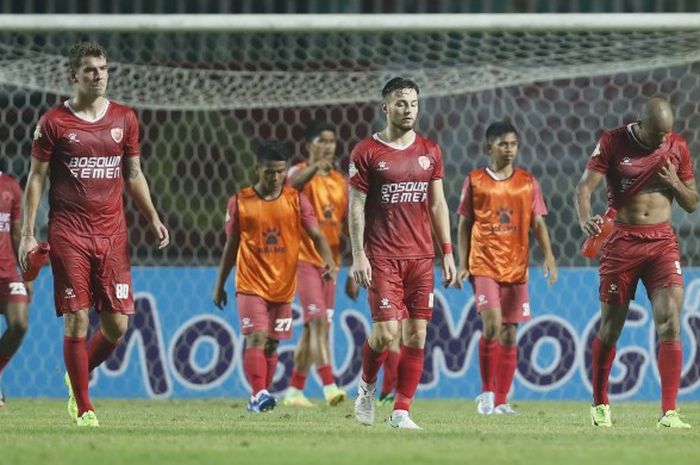 Para pemain PSM Makassar meratapi gol kemasukan saat melawan PS TNI pada partai Liga 1 di Stadion Pakansari, Cibinong, Senin (15/5/2017).