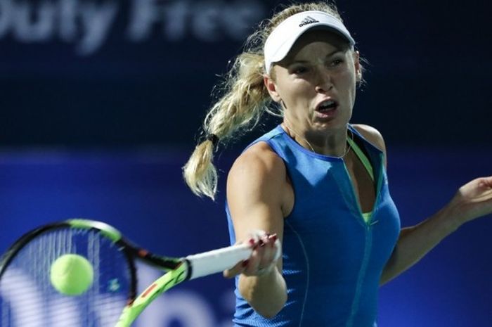 Petenis putri Denmark, Caroline Wozniacki, mengembalikan bola saat menjalani pertandingan melawan Elina Svitolina (Ukraina), pada babak final Dubai Terbuka 2017. Wozniacki kalah 4-6, 2-6.