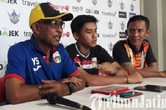 Pelatih Mitra Kukar, Yudi Suryata (kiri).