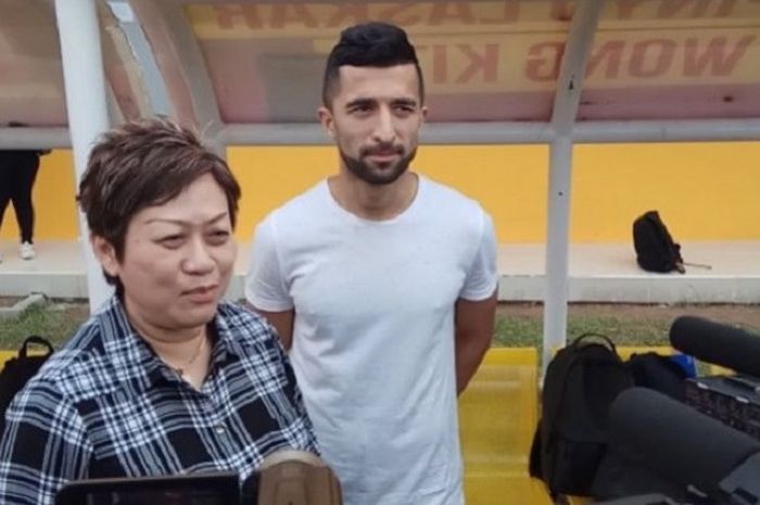 Pemain Sriwijaya FC, Manuchekhr Dzhalilov didampingi sang agen, Dr. Mustika Rahma saat memberikan keterangan kepada awak media. 