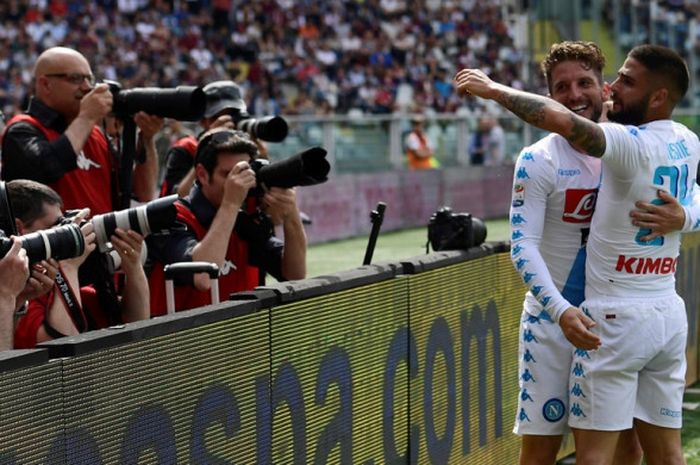 Striker Napoli, Lorenzo Insigne (kanan), merayakan gol yang dia cetak ke gawang Torino dalam laga Liga Italia di Stadion Olimpico, Turin, pada 14 Mei 2017.