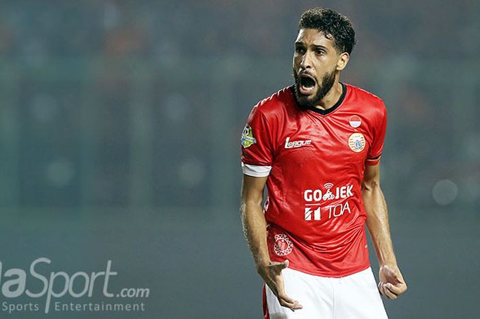 Ekspresi bek Persija Jakarta, William Pacheco, saat tampil melawan Persipura Jayapura dalam laga lanjutan Liga 1 di Stadion Patriot, Bekasi, Sabtu (8/7/2017).