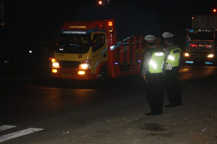 Pihak Kepolisian Surakarta saat memberikan pengamanan ketat untuk bonek yang melewati Kota Surakarta.