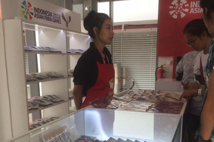 Salah satu Official Merchandise Store Asian Para Games 2018 di Stadion Aquatic ramai didatangi pengunjung pada Minggu (7/10/2018).